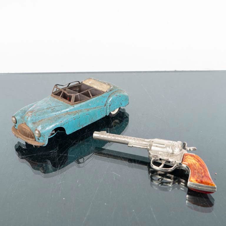 Lote siguiente: Juguetes vintage con detalles y pistola de juguete Hubley Rodeo