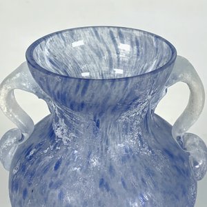 Lote anterior: Florero de Vidrio Esmerilado Azul con Asas Blancas