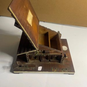 Caja Musical de Madera Estilo Cabaña Alpina con Compartimento Interior - imagen 2