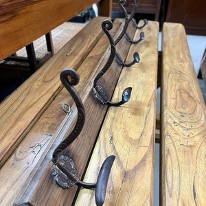 Lote siguiente: Perchero Antiguo de Madera con Cuatro Ganchos Dobles de Metal