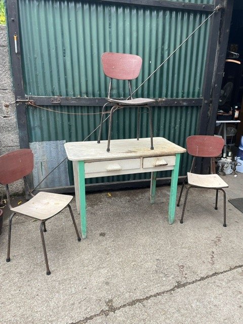 Lote siguiente: Mesa y sillas de diseño antiguo