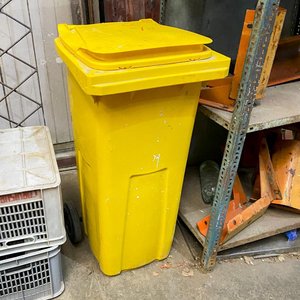 Un tacho rodante para residuos plastico color amarillo rodant - imagen 1