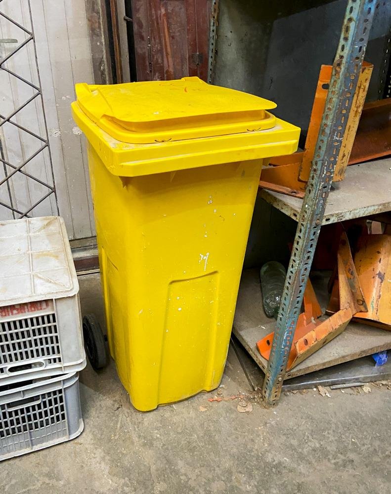Un tacho rodante para residuos plastico color amarillo rodant