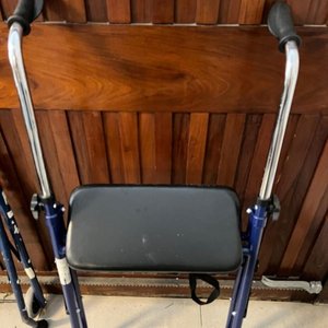 Andador Ortopédico Azul con Asiento Plegable - imagen 1