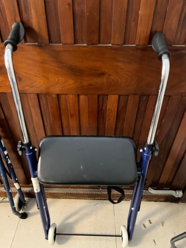 Andador Ortopédico Azul con Asiento Plegable
