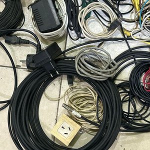 Lote de Cables Varios: Eléctricos, de Red y Adaptadores - imagen 2