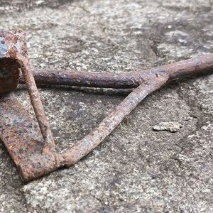 Marca de Ganado Antigua de Hierro con Mango de Madera - imagen 1