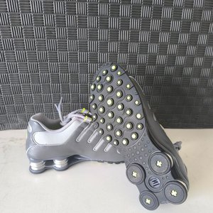 Zapatillas Nike Shox NZ Gris Talle 40 - imagen 3