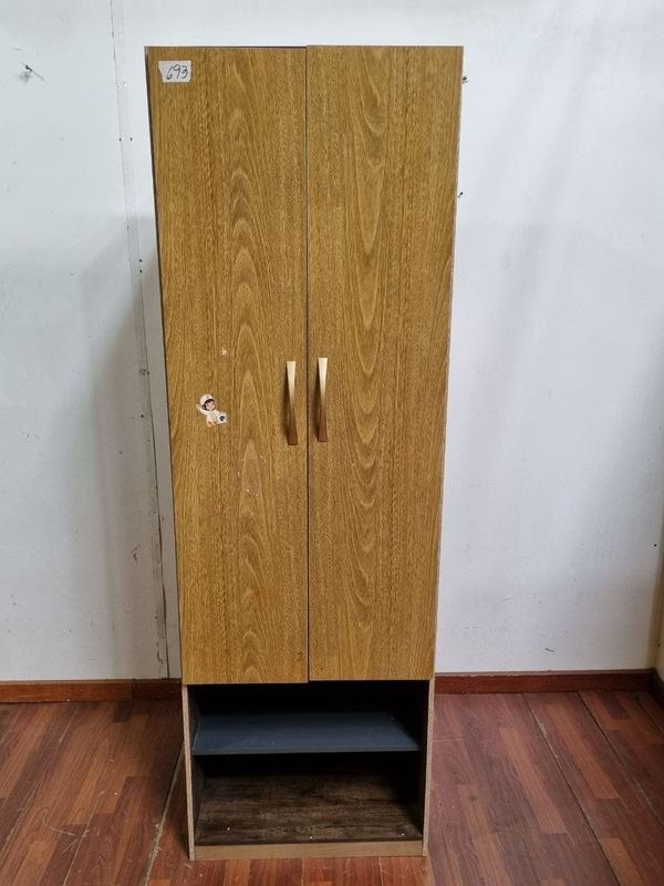 Mueble de Madera con Puertas y Estantes Inferiores