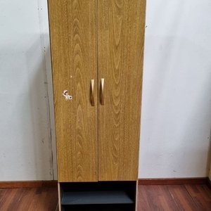 Lote anterior: Mueble de Madera con Puertas y Estantes Inferiores