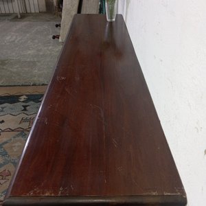 Aparador bajo de madera oscura con tres puertas y molduras - imagen 5