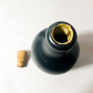 Tres Porrones de Cerámica Negra con Tapón de Corcho - imagen 3