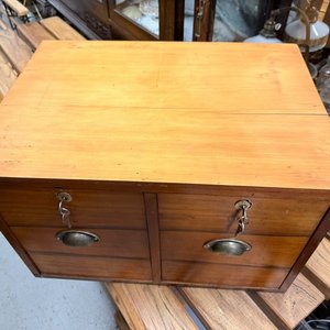 Antiguo Archivador de Mesa en Pino Restaurado con Dos Cajones y Cerraduras - imagen 3