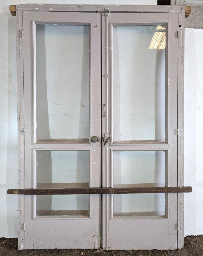 Lote siguiente: Puerta antigua con ventana en cedro
