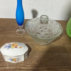 Lote siguiente: Bombonera y adornos 