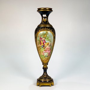 Lote anterior: Potiche Sevres de Porcelana Azul Cobalto y Bronce con Escena Romántica, 61 cm