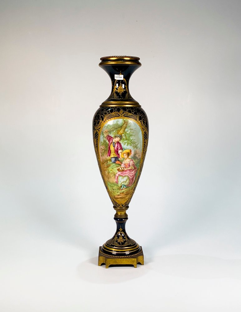 Potiche Sevres de Porcelana Azul Cobalto y Bronce con Escena Romántica, 61 cm