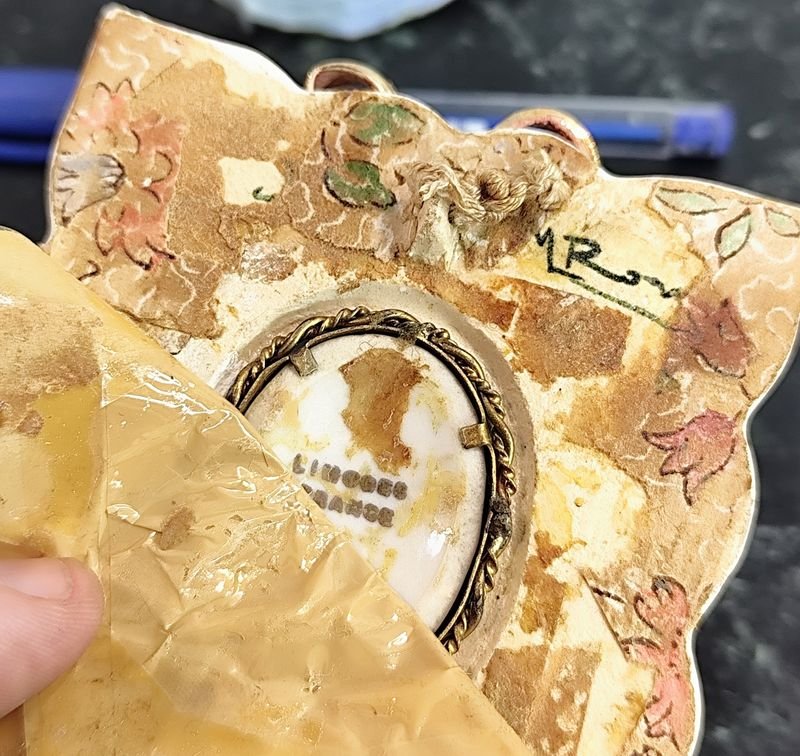 Pequeño platito ovalado en porcelana danesa, otro ingles Wedgewood y portarretratos francés con miniatura Limoges pintada a mano - imagen 7