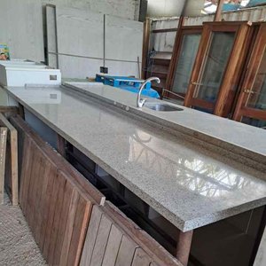Lote siguiente: Mesa de Cocina o Barra con Mesada de Granito y Pileta