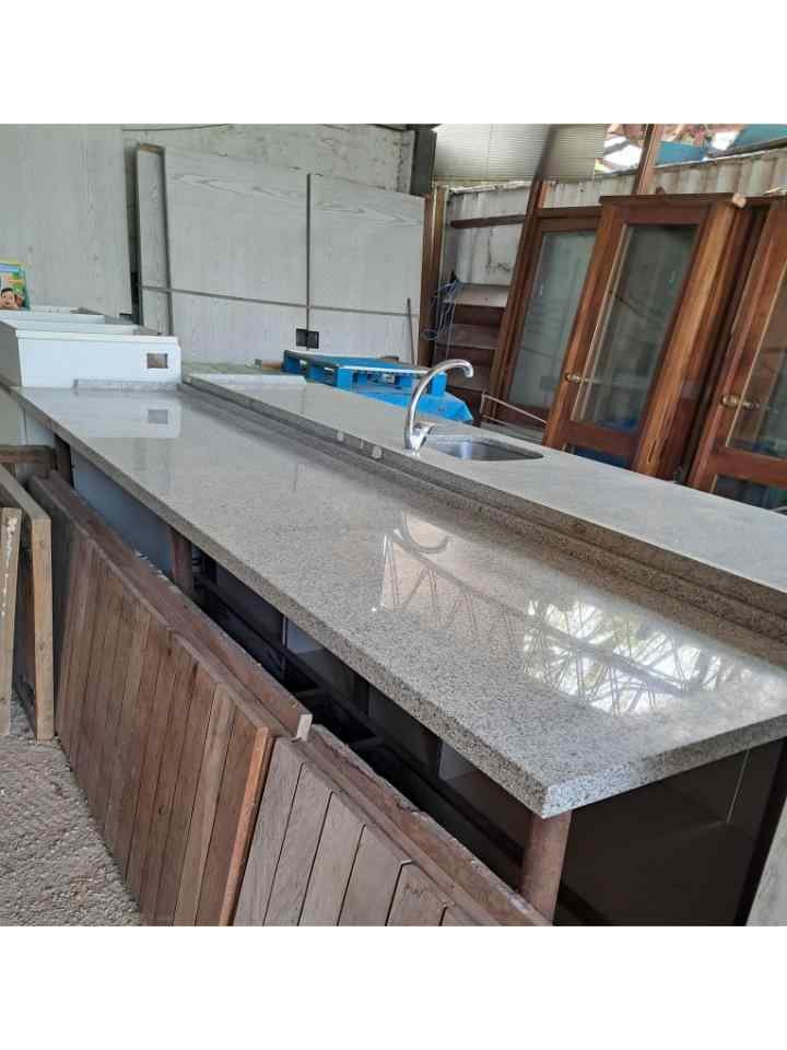 Mesa de Cocina o Barra con Mesada de Granito y Pileta