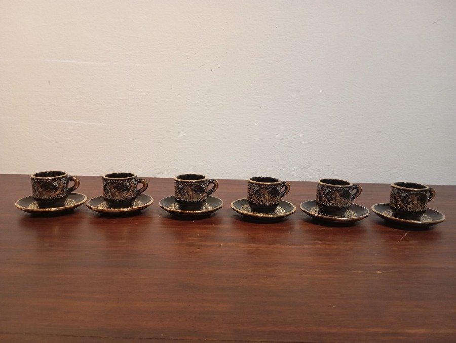 Lote siguiente: Juego de café griego con diseños en oro de 24 k