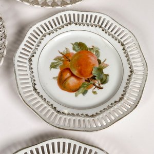 Ocho Platos de Porcelana con Bordes Calados y Decoración de Frutas y Aves - imagen 4