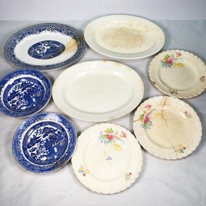 Lote anterior: Conjunto de 8 Piezas de Porcelana Inglesa: Fuentes Ovales y Platos con Diseños Florales y Willow