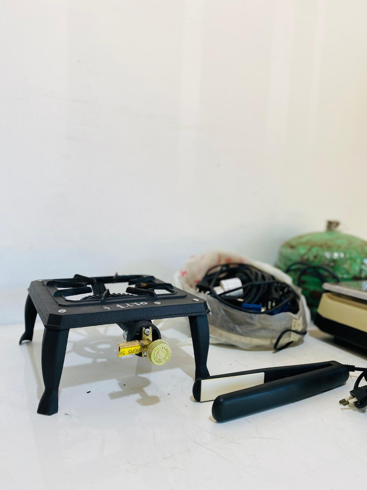 Item lote-x6-articulos-garrafa-3kg-cables-varios-balanza-planchita-y-otros - Image 1