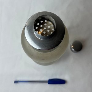 Antigua Coctelera de Vidrio Esmerilado con Tapa Metálica - imagen 4