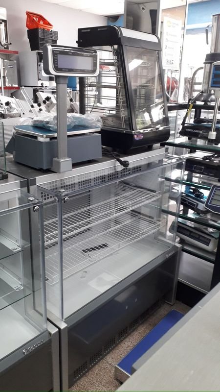 Vitrina termica marca Gelopar, electrodoméstico de alta calidad
