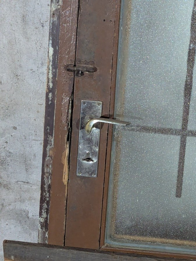 Puerta antigua vidriada en cedro, con reja y marco de pinotea. - imagen 10
