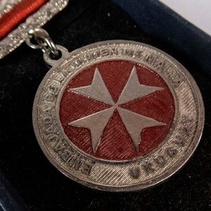 Condecoración Orden de Malta Embajada Uruguay con Caja - imagen 2