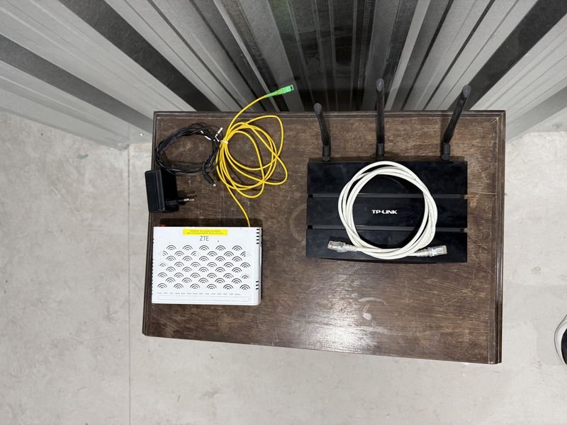 Router Wi-Fi TP-Link y ONT ZTE