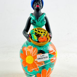 Trío de Figuras de Cerámica: Grupo de Capoeira y Mujer con Cesta - imagen 6