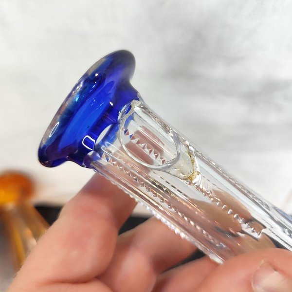 Dos botellones de Baccarat sin tapón: uno anaranjado y otro azul con detalles en el cuello - imagen 4
