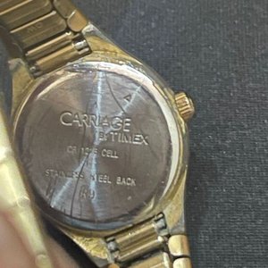 Reloj Dama Carriage by Timex Bicolor Acero y Dorado - imagen 7