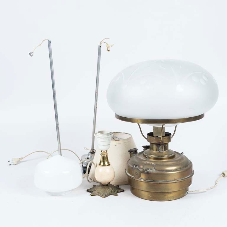 Lote siguiente: Lámparas de bronce con globos opalinos y pantalla