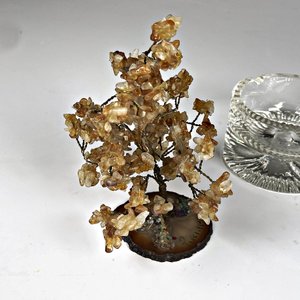 Cuatro piezas decorativas: dos ceniceros de cristal, racimo de piedras y árbol de cuarzo - imagen 3