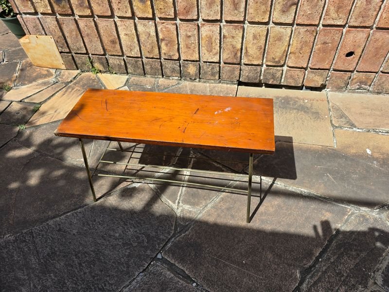 Mesa antigua de madera con tapa roja - imagen 1