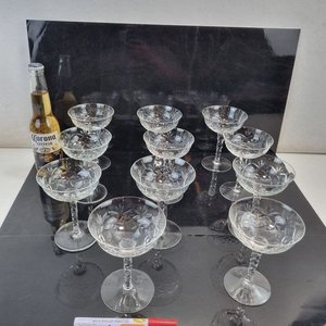 L 274 - 11 Piezas - Set de 11 copas de postre o champagne, diseño vintage con tallado ornamental, ideales para realzar cualquier mesa dulce o brindis especial - imagen 2