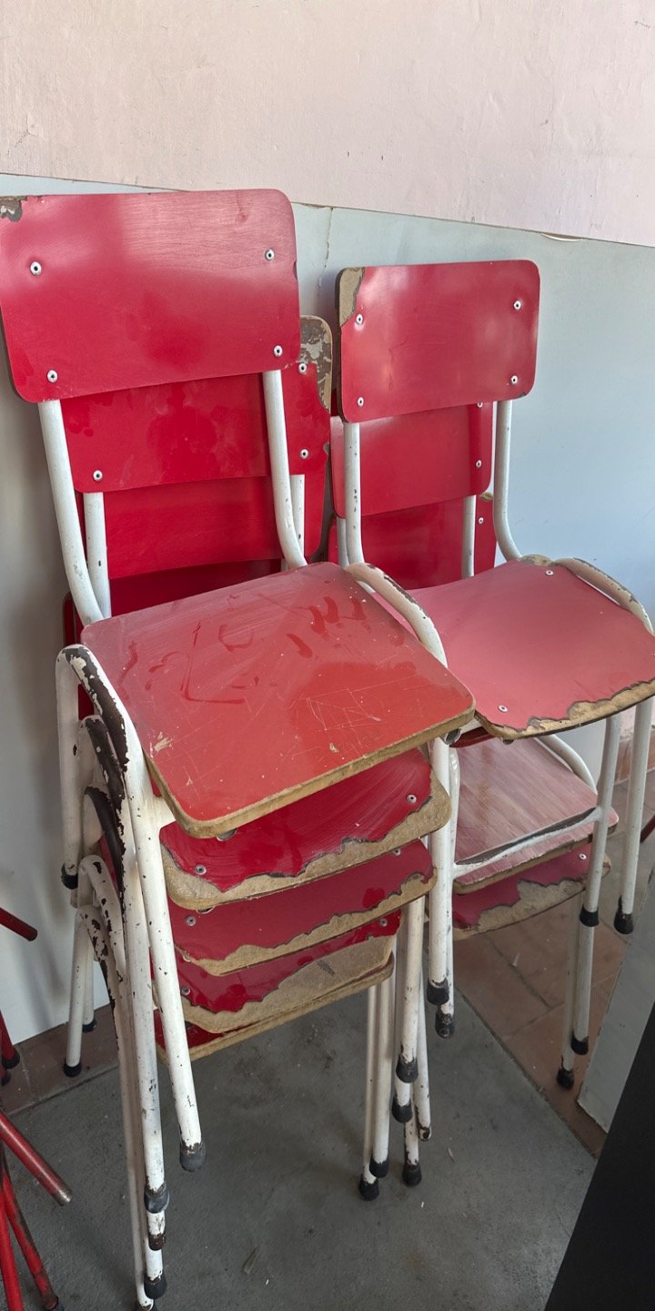Lote anterior: Sillas de metal y madera en condiciones aceptables