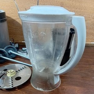 Lote de Accesorios Varios: Parlantes, Rueditas de Bicicleta Infantil y Licuadora - imagen 3
