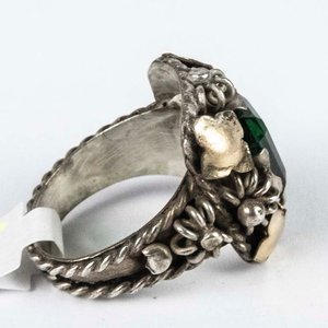 Anillo de Plata con Piedra Verde y Detalles en Oro - imagen 2