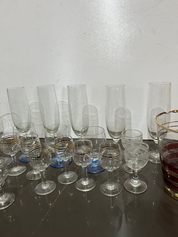 Cajas de vidrio y hielera con detalles dorados - imagen 4