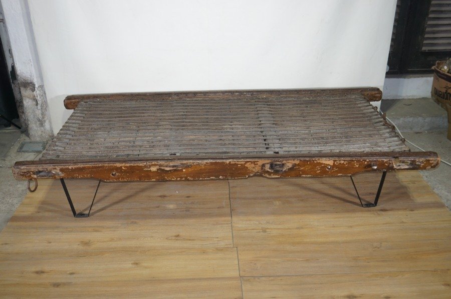 Mesa de madera con estructura metálica y vidrio - imagen 12