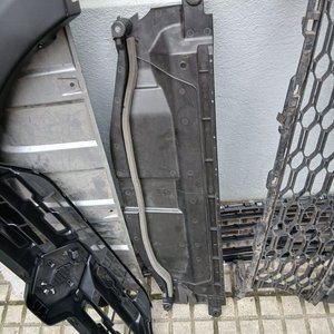 Lote de 32 Piezas de Autopartes: Caretas, Guardabarros y Más - imagen 24