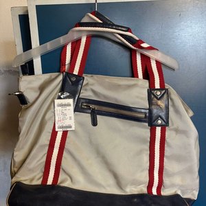 Lote anterior: Bolso de Viaje Beige con Tiras Rojas y Azules