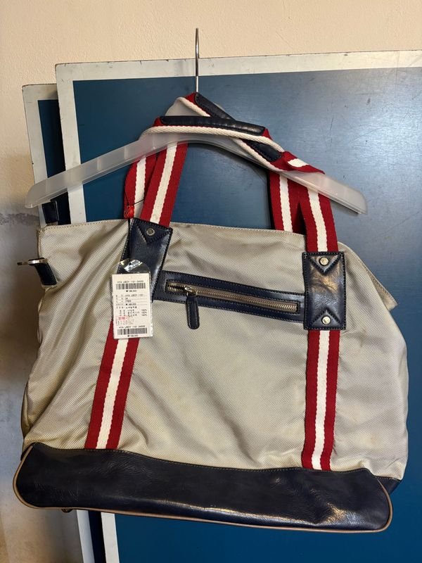 Bolso de Viaje Beige con Tiras Rojas y Azules