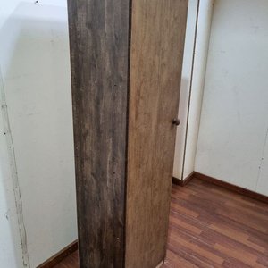 Mueble de una puerta con estantes interiores en tono madera - imagen 3