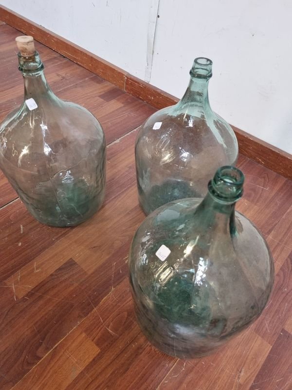 Tres botellas de vidrio verde antiguas - imagen 4